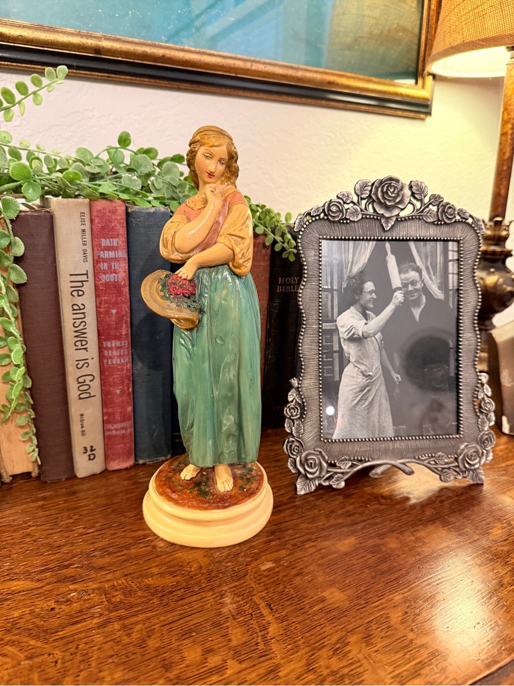 Vintage Italian Borghese Woman with Basket - Picture 4 of 16
